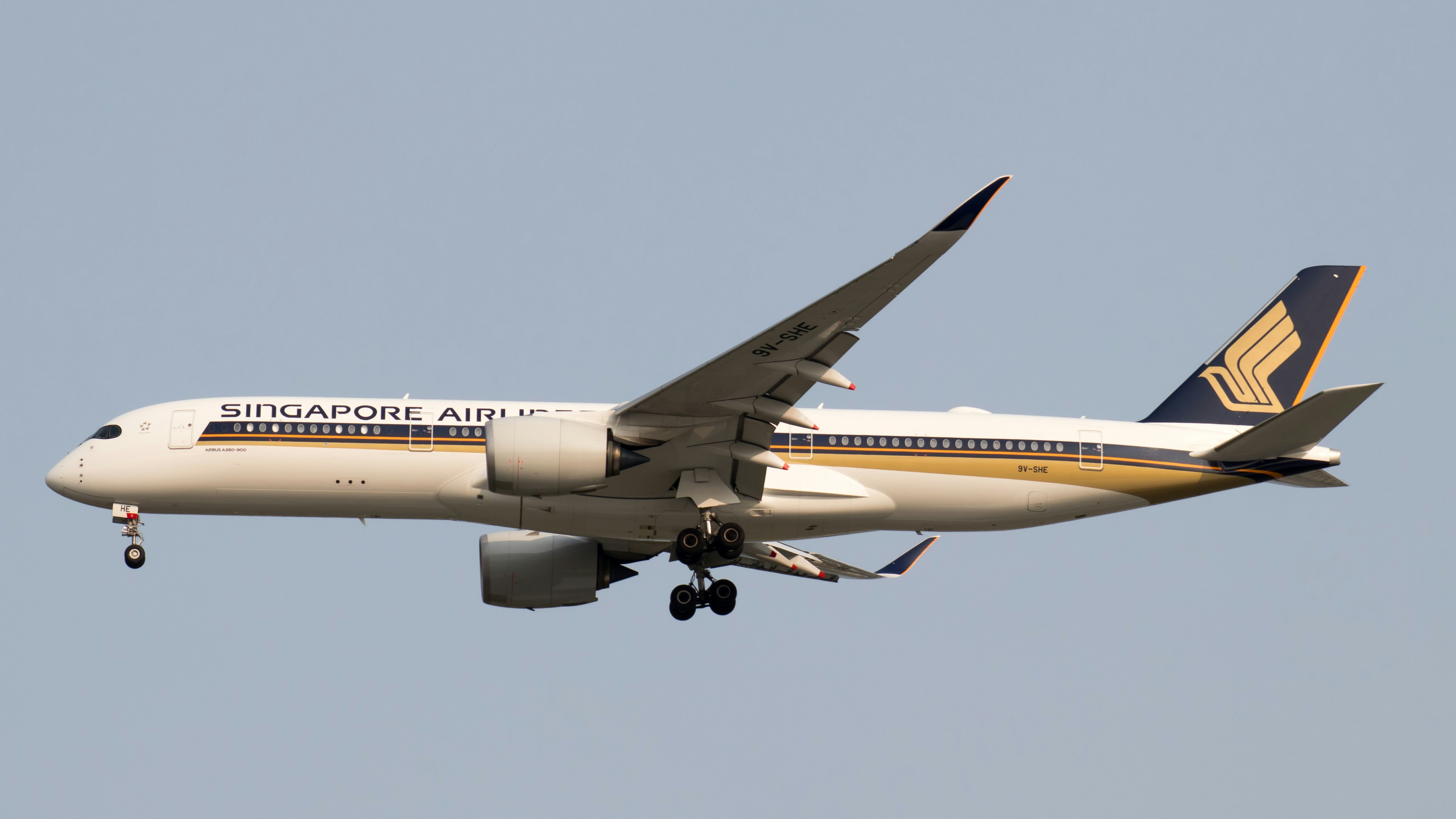 avião branco e vermelho no ar durante o dia