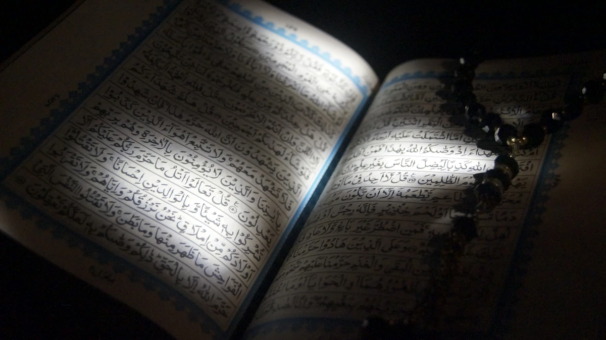 Pages du Coran ouvert avec calligraphie arabe