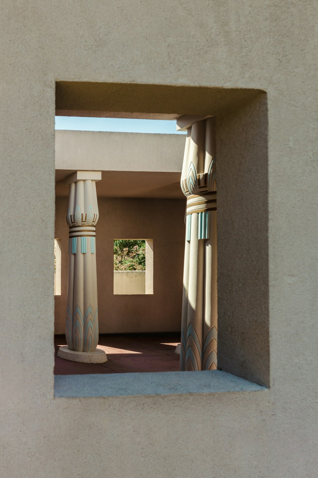 white and brown concrete pillar