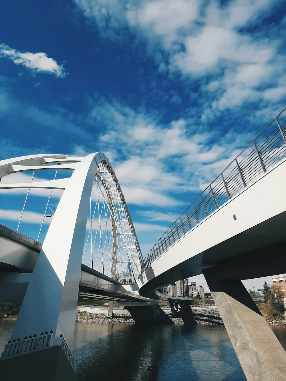 Weiße Brücke unter blauem Himmel