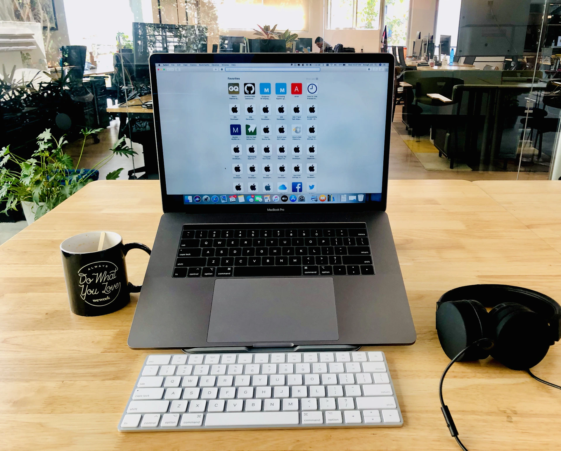 gray computer monitor