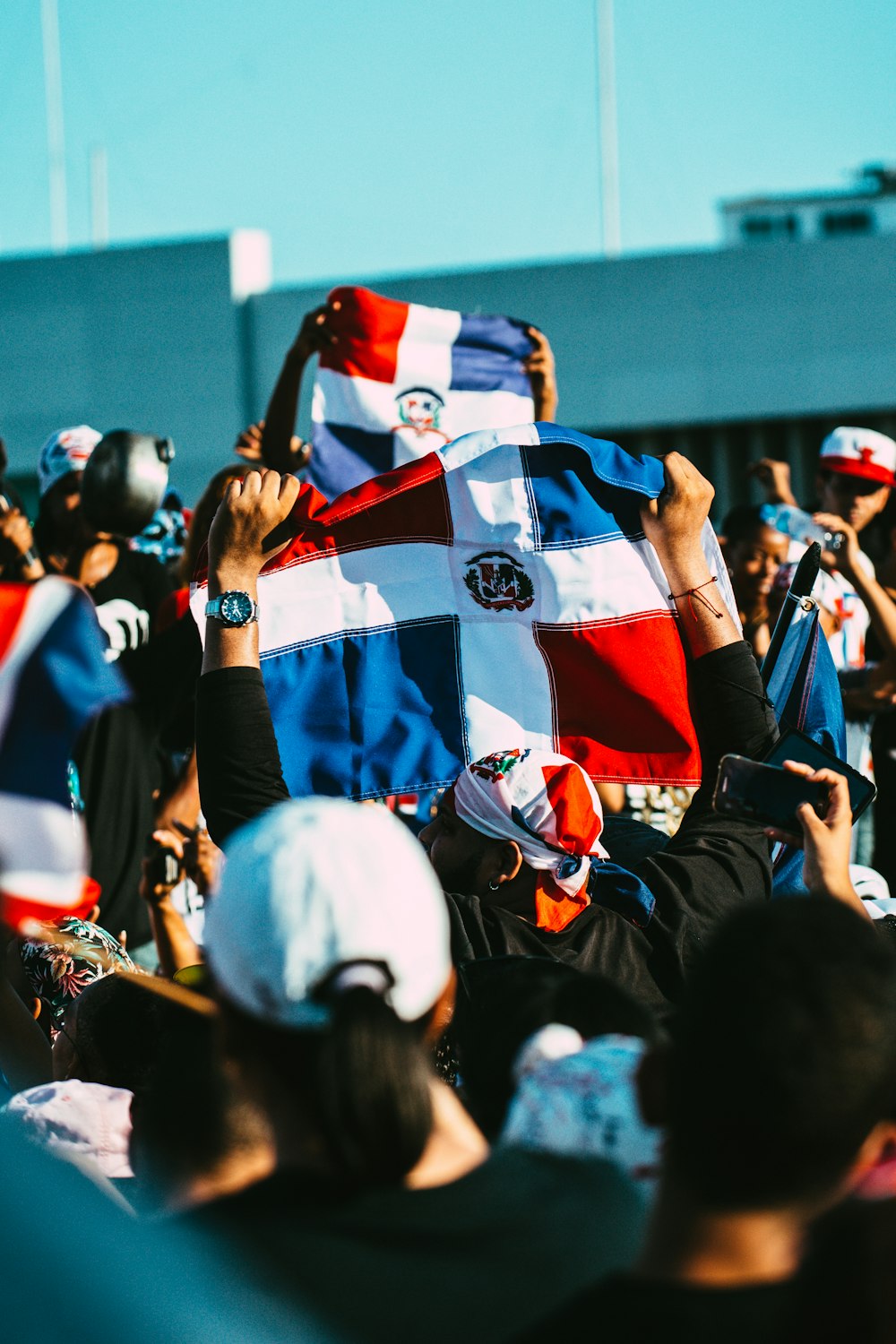 personnes dans un stade pendant la journée