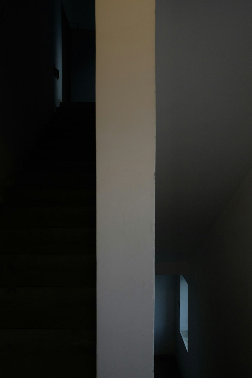 흰 벽 근처의 흰색 콘크리트 기둥