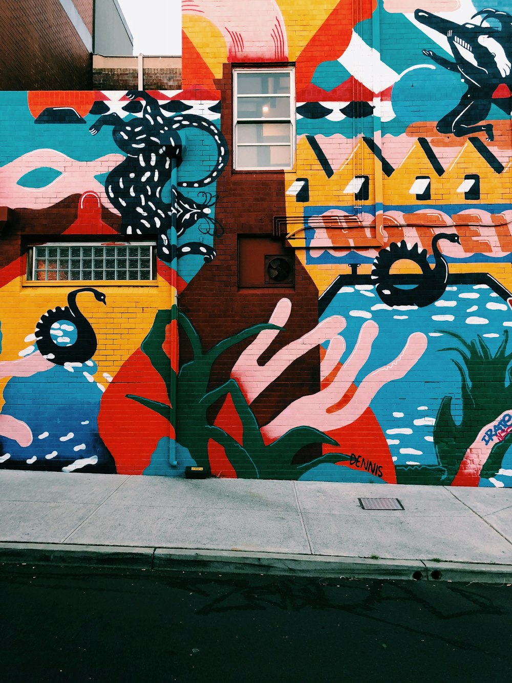 Graffiti mural bleu et rouge