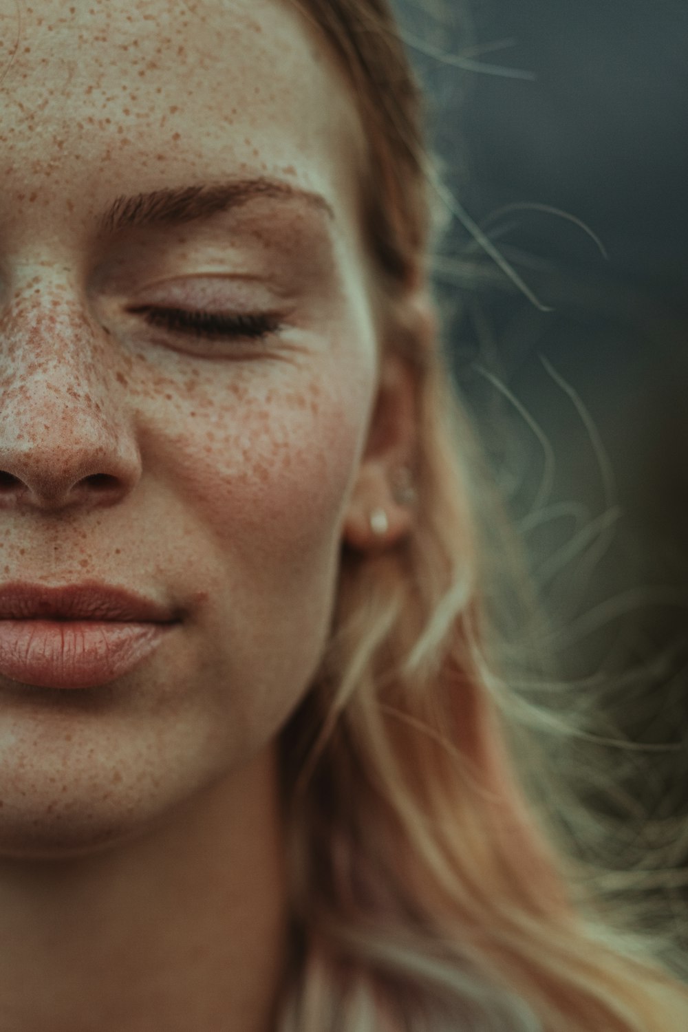 woman with blonde hair and red lipstick