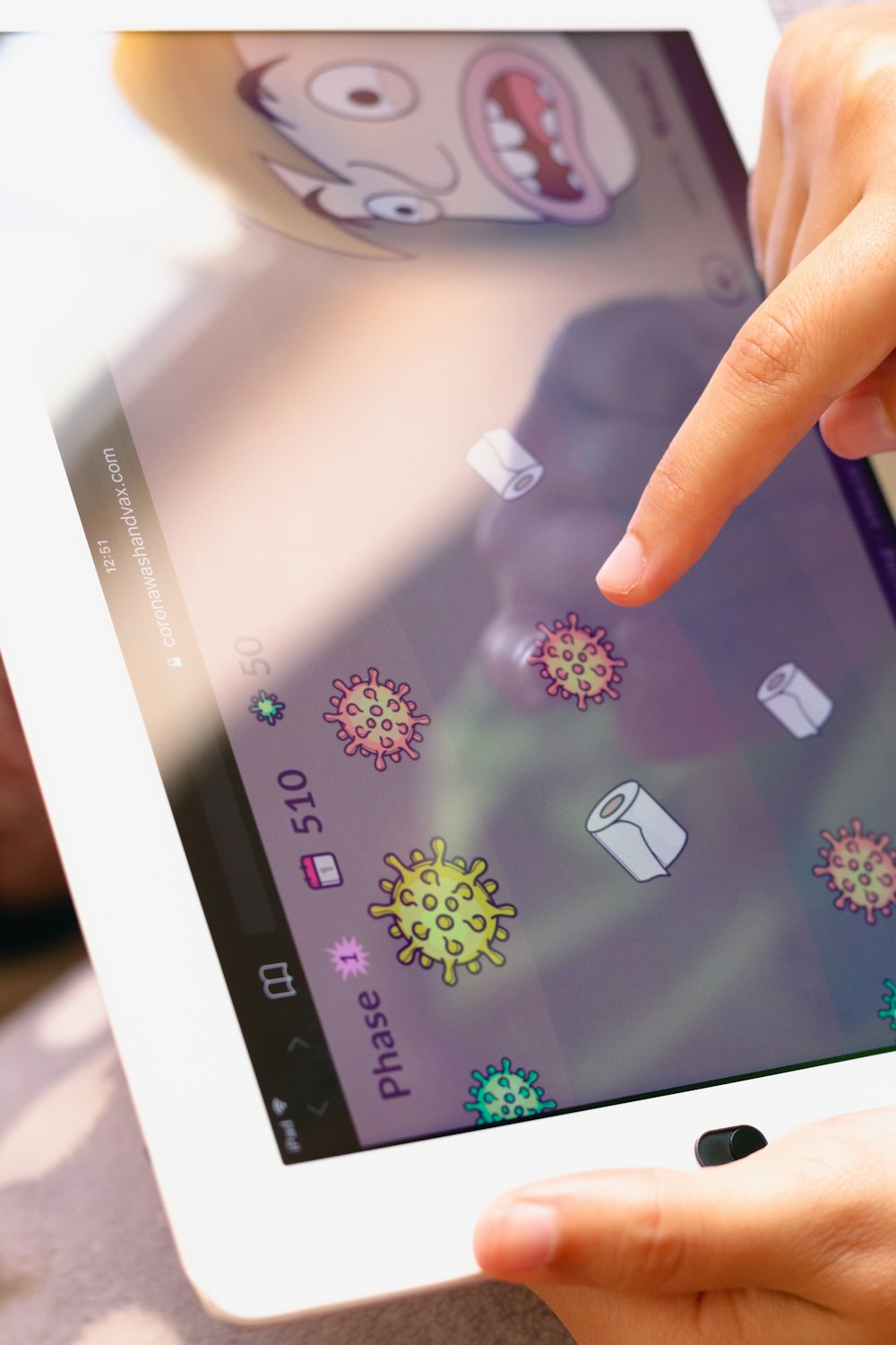 Smartphone Android noir affichant un fond d’écran floral violet et blanc