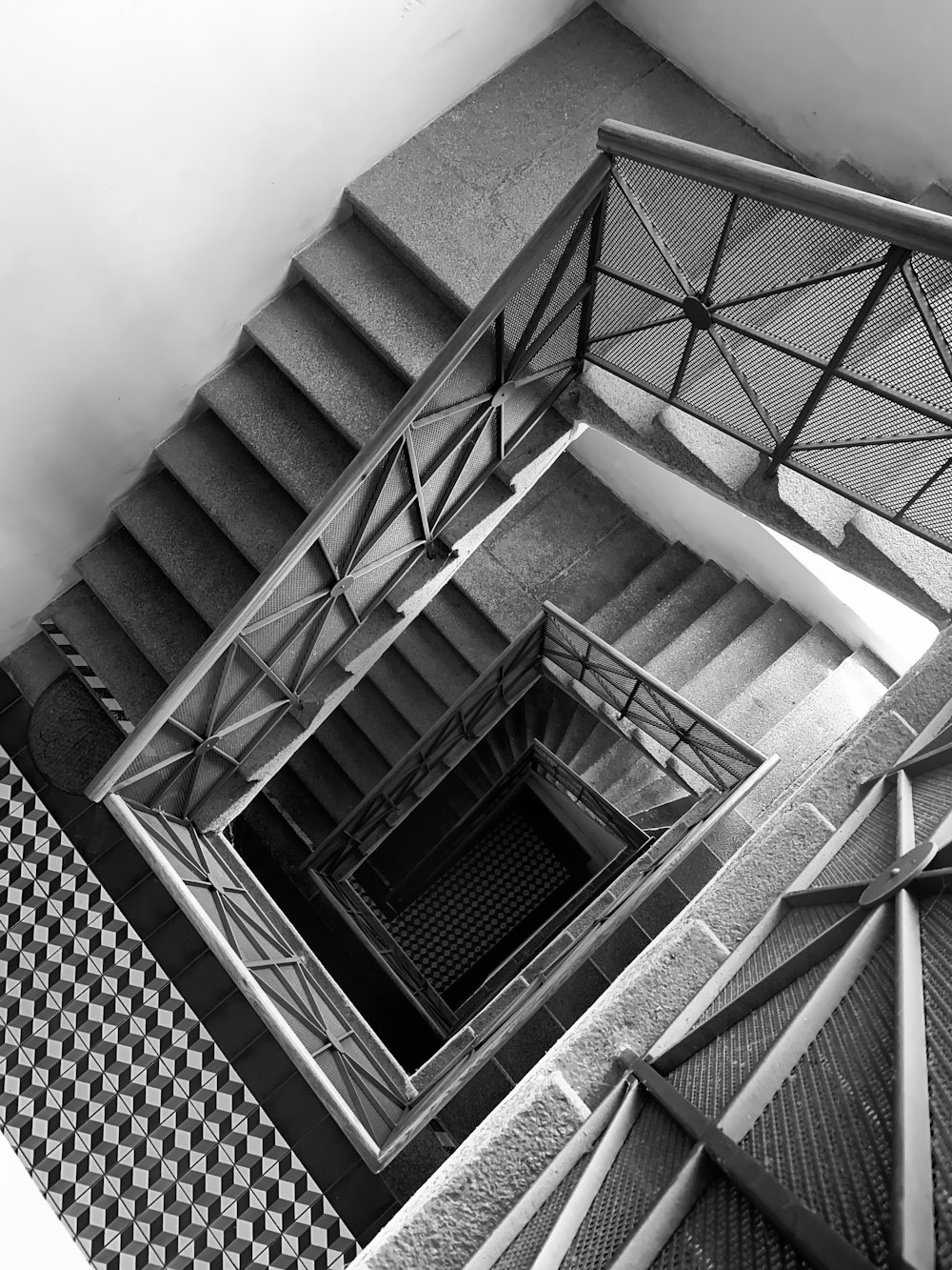 foto in scala di grigi di un edificio in cemento