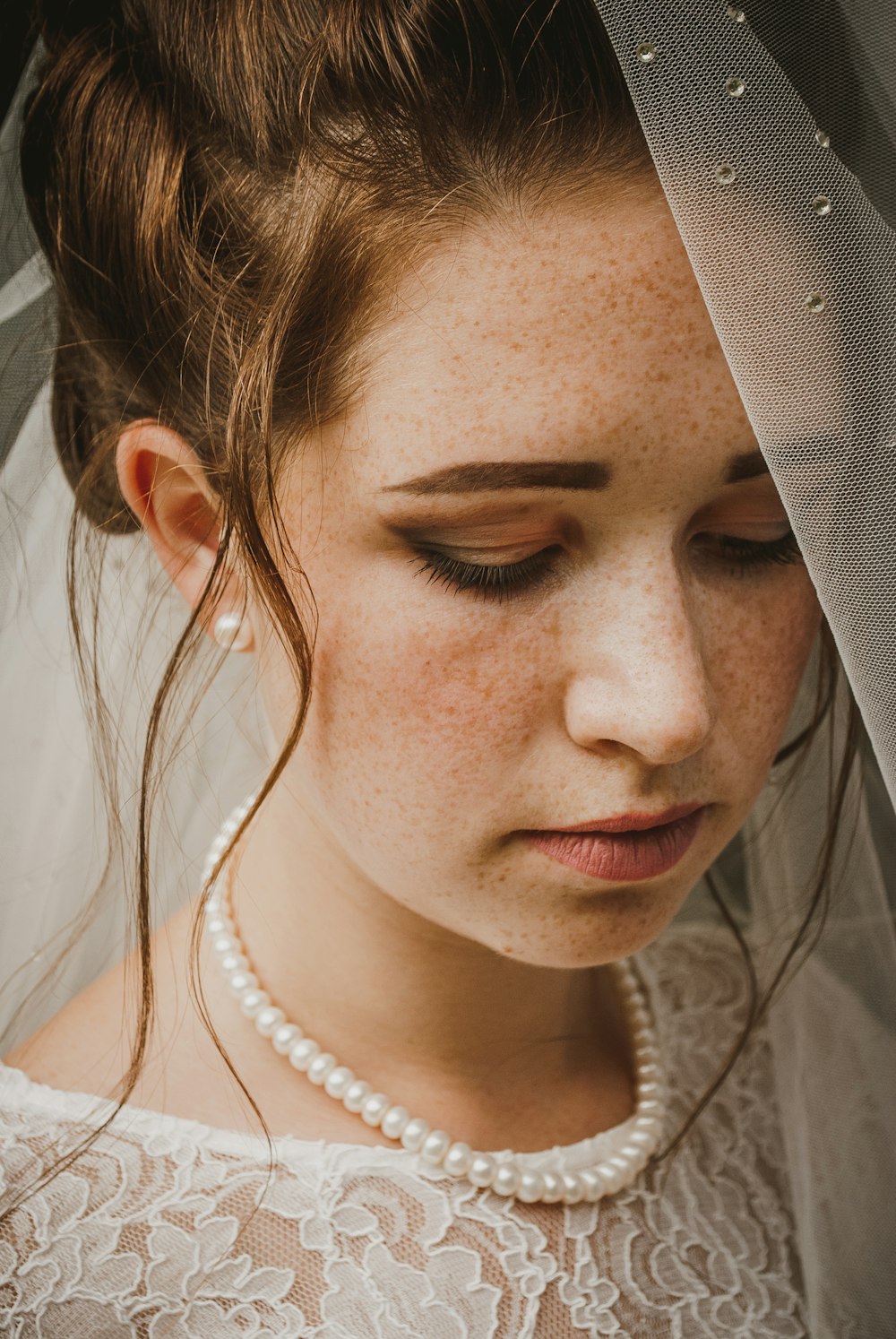 Femme en bonnet en tricot blanc et chemise blanche