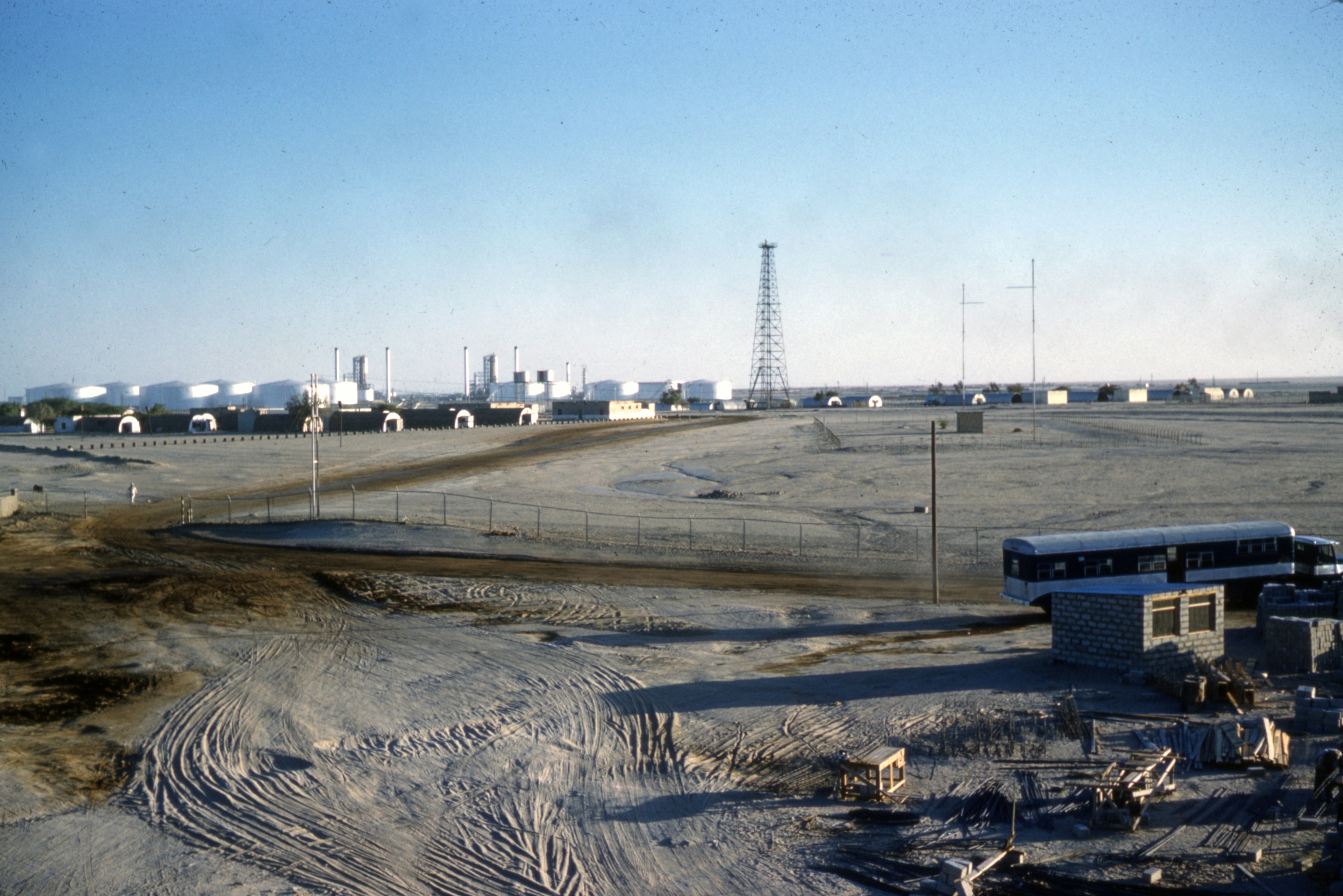 중동 사막 위 석유 시설 전경