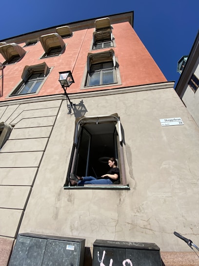 A friendly renter using a laptop to check building scores and neighborhood safety on rentraves.