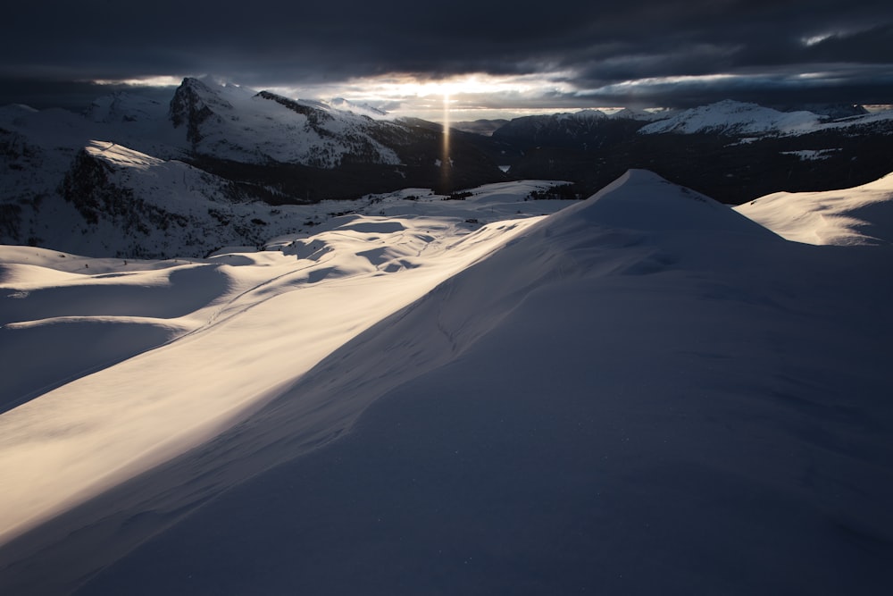 montagna innevata durante il tramonto