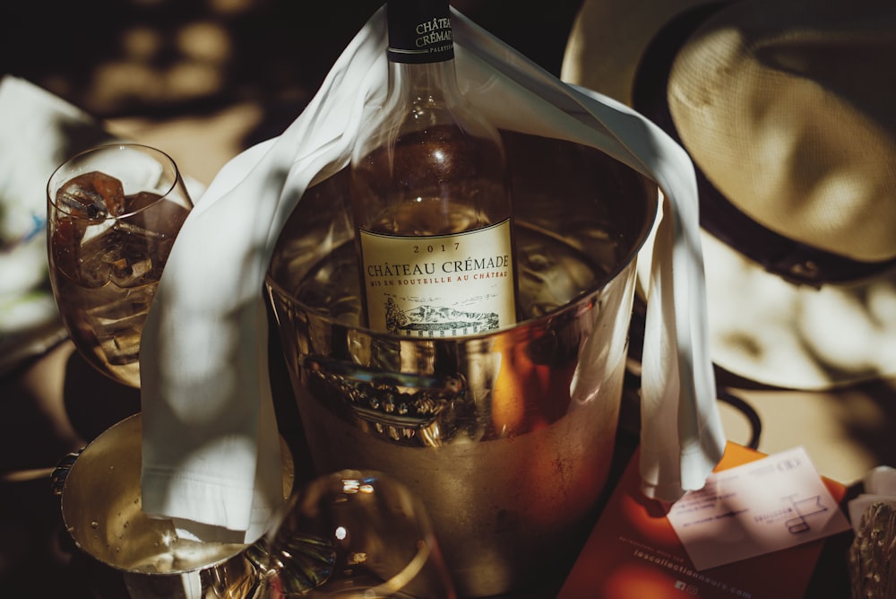 bouteille en verre transparent sur nappe rouge