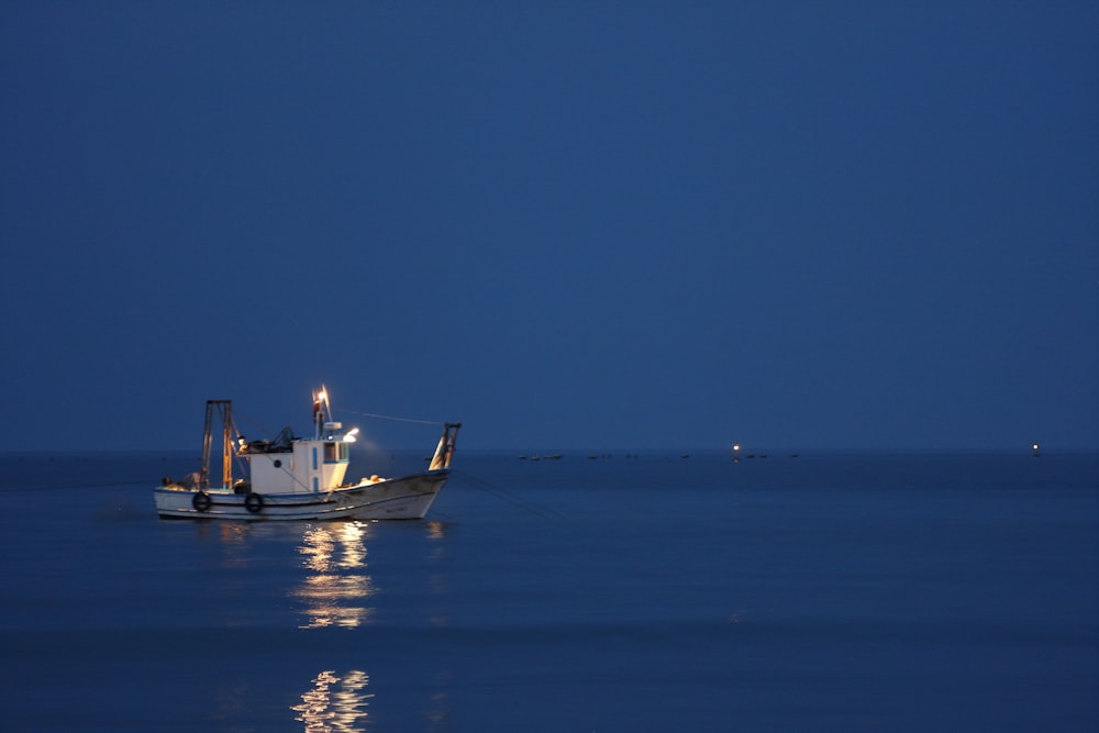 barco branco e marrom no mar durante o dia