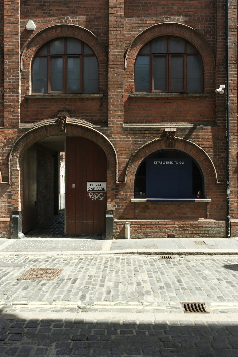 edificio in mattoni marroni con porta in legno marrone