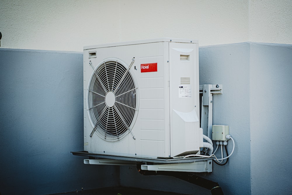 Un sistema de aire acondicionado colocado en la fachada de un pis