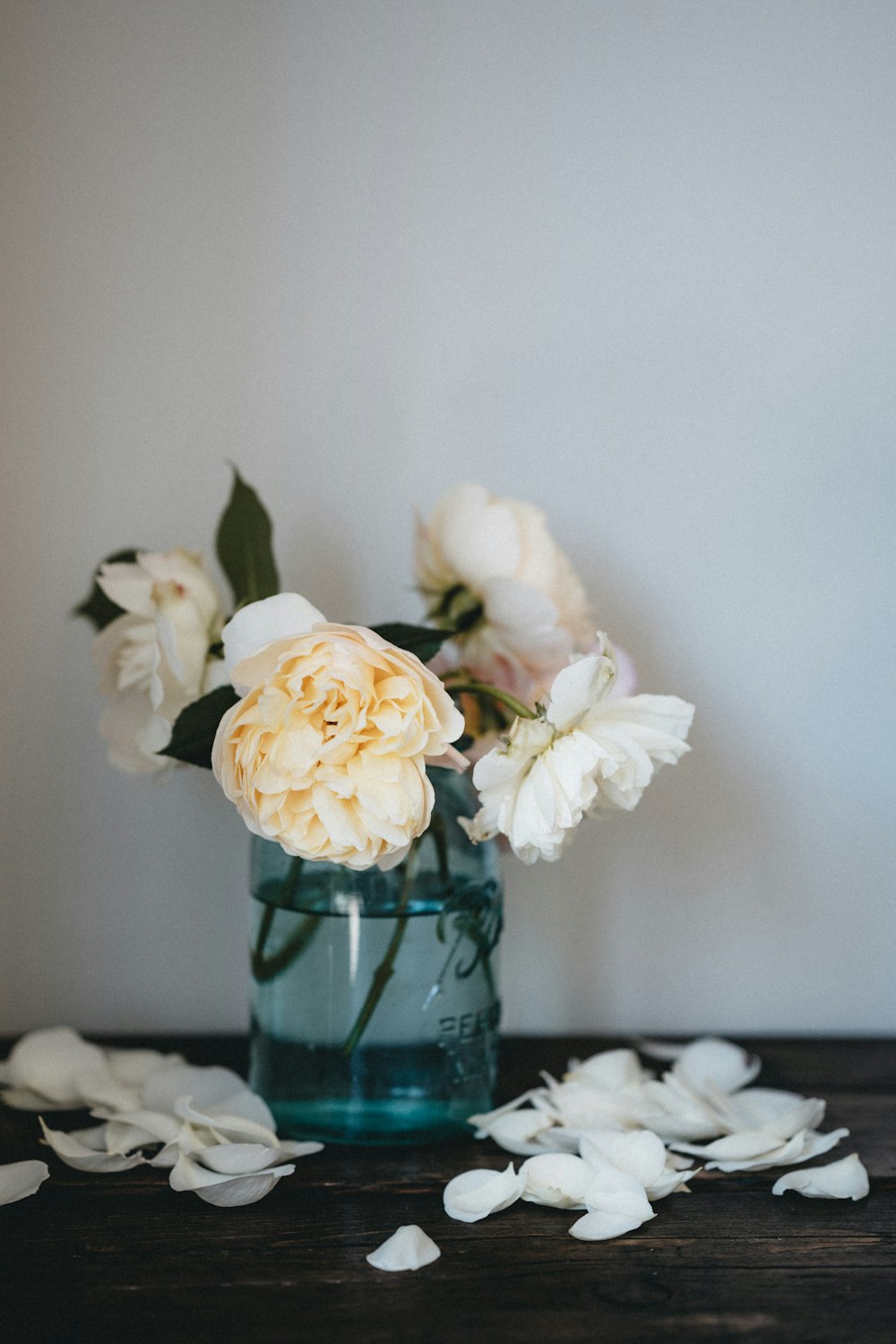緑のガラスの花瓶に白い花