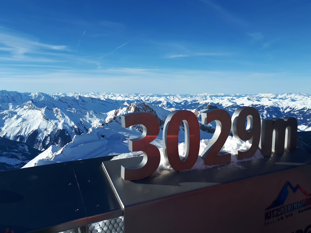 montagne innevate durante il giorno