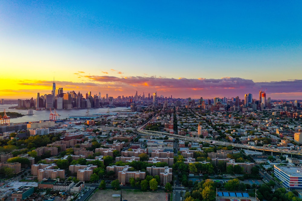 Vue aérienne de la ville au coucher du soleil