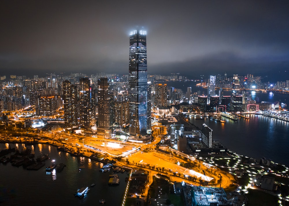 Horizonte de la ciudad durante la noche