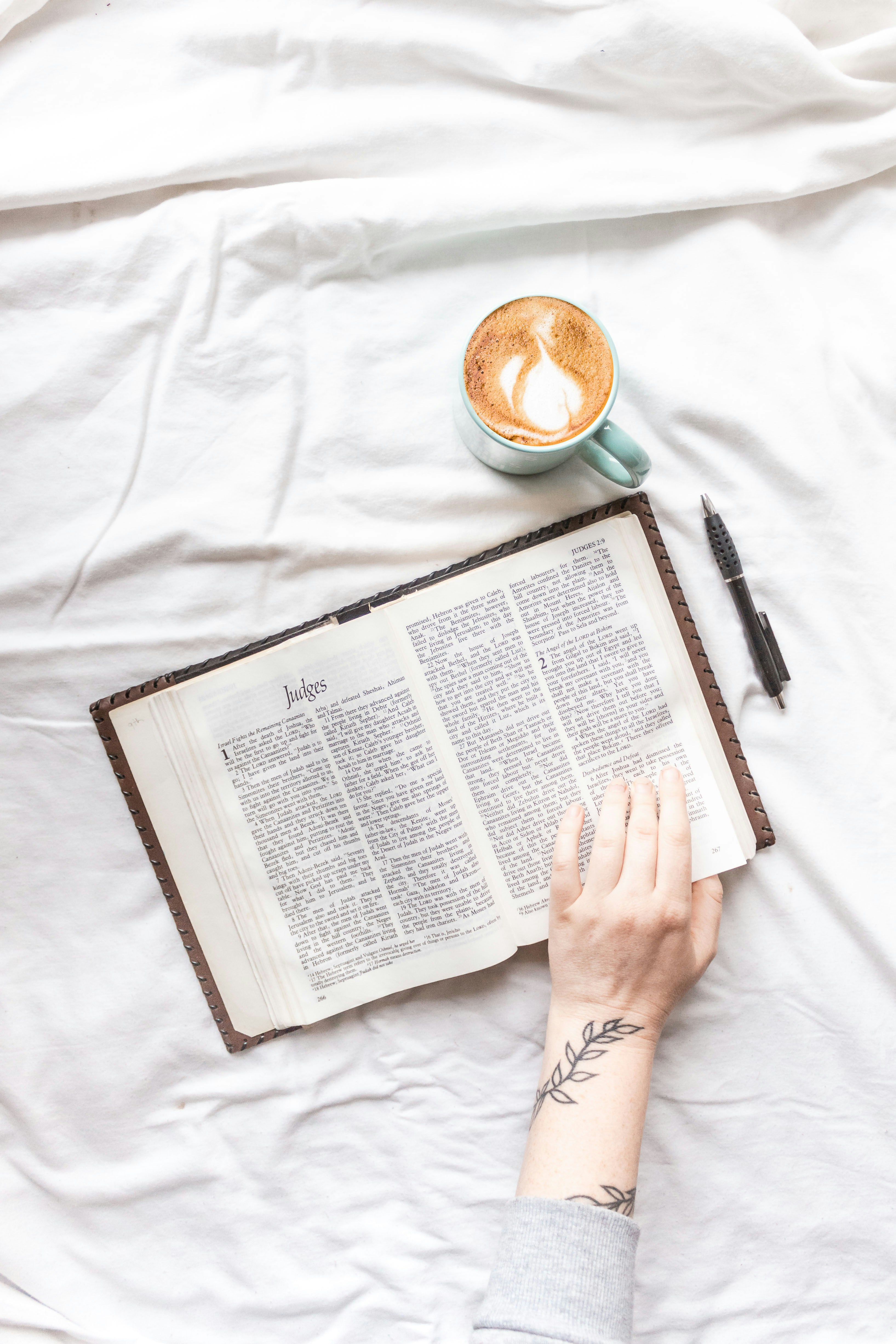 白いベッドで本を読む人の写真 Unsplashで見つける南アフリカの無料写真