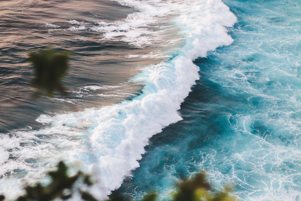 Les vagues de l’océan s’écrasent sur les rochers pendant la journée