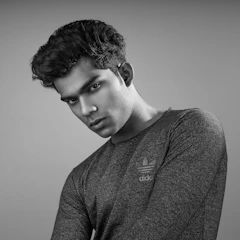 Portrait of Vini, the founder of vcopy, in black and white, reflecting a thoughtful and authentic atmosphere.