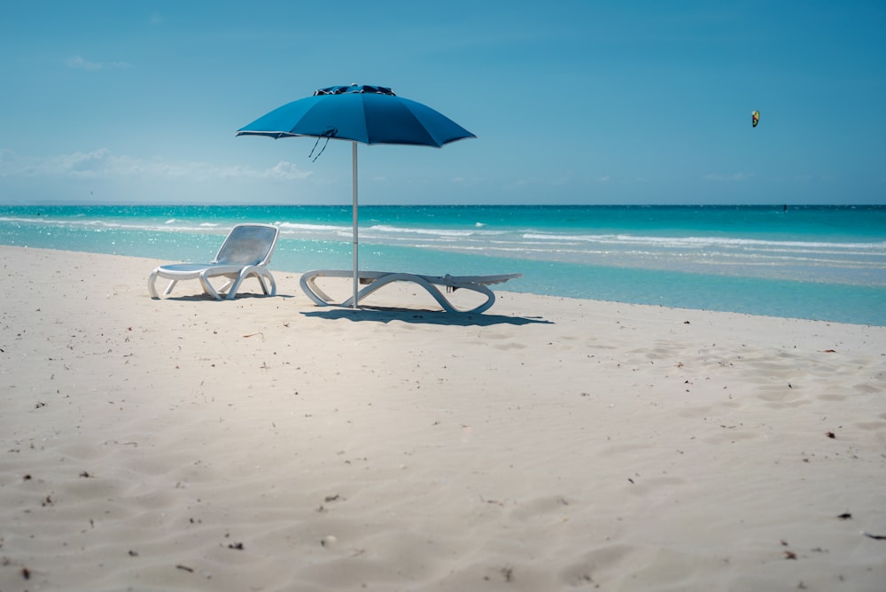 parasol bleu sur la plage pendant la journée