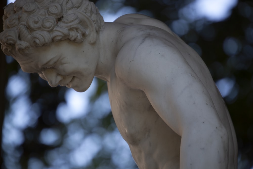 Estatua del ángel blanco durante el día