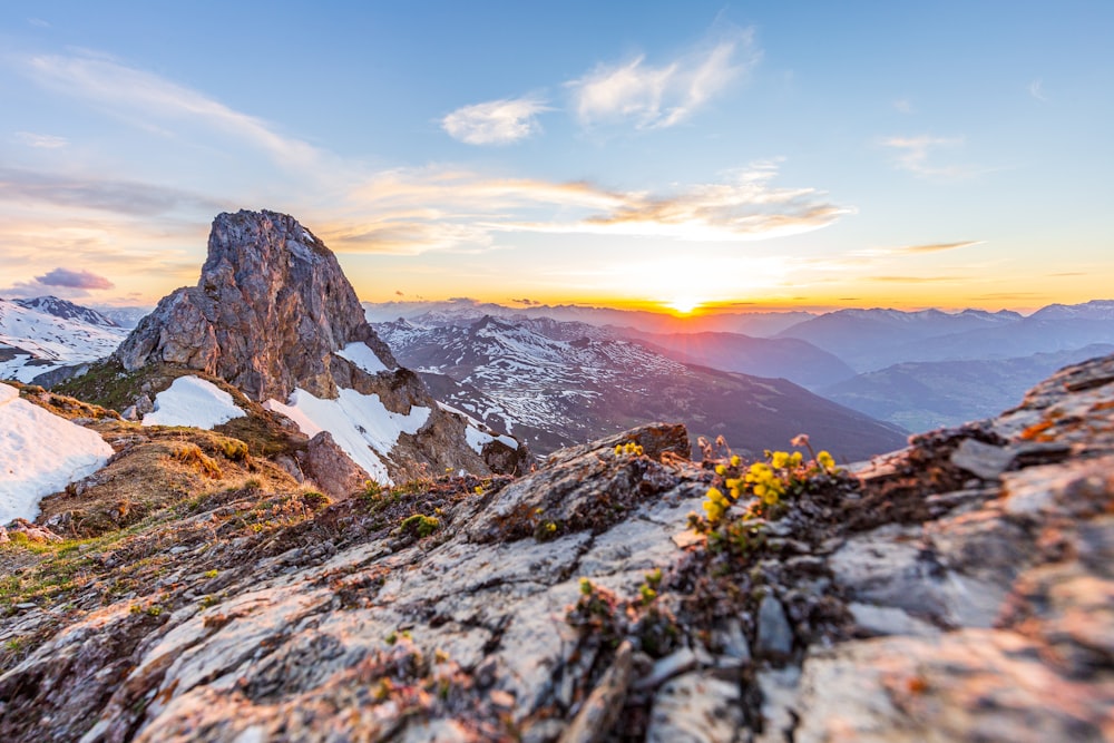 montagnes brunes et blanches sous le ciel bleu pendant la journée