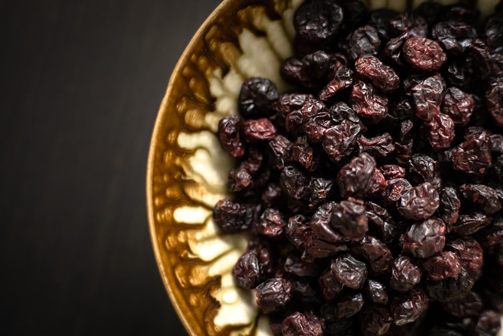 schwarze Beeren auf gelber Keramikplatte