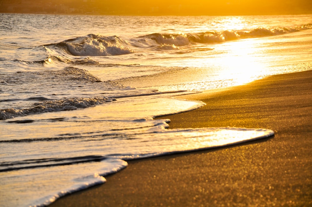 ondas do oceano batendo em terra durante o dia