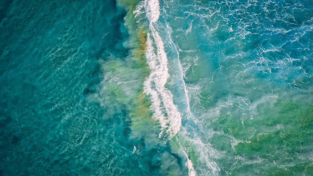 Vue aérienne des vagues de l’océan