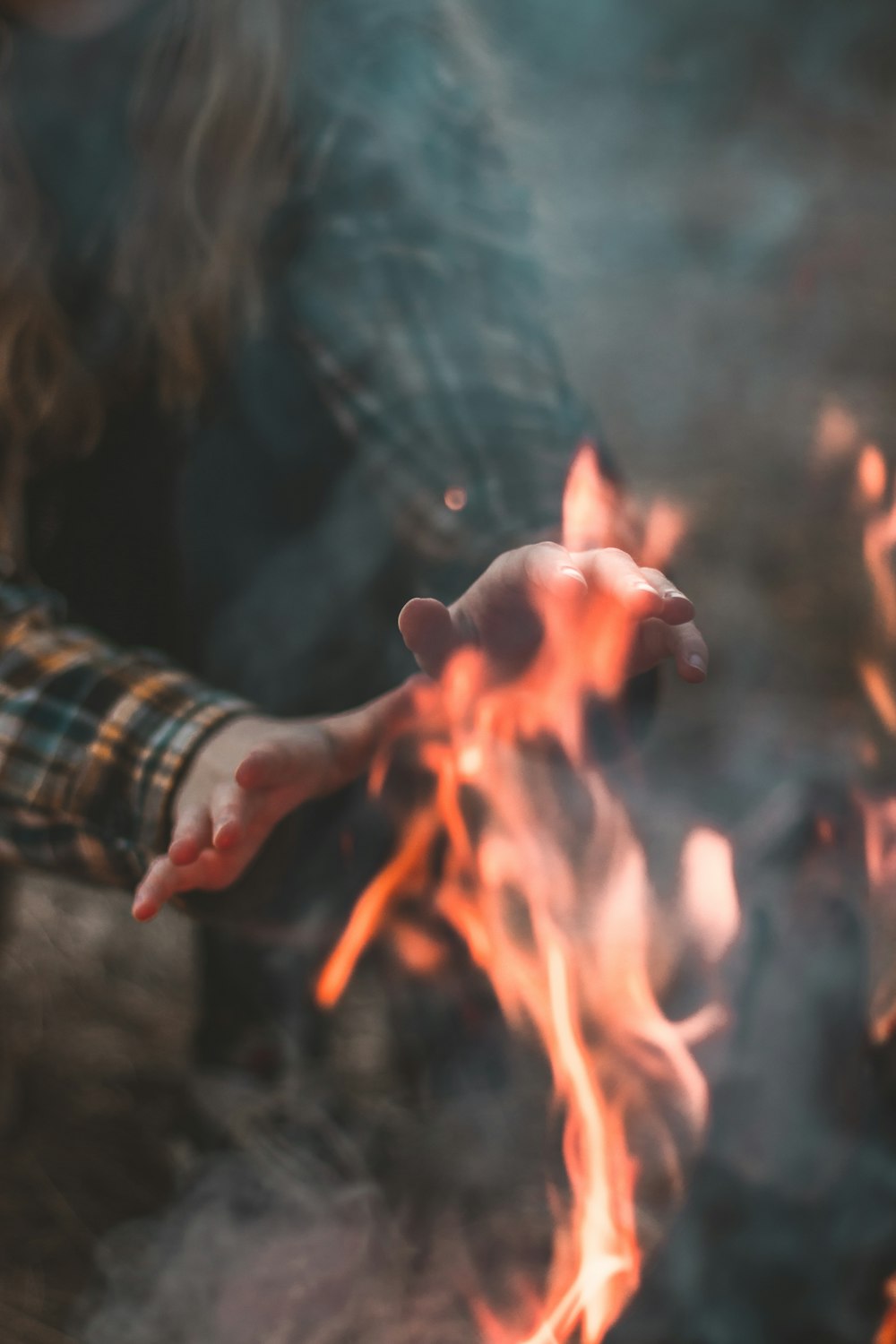 Person, die tagsüber brennendes Holz hält