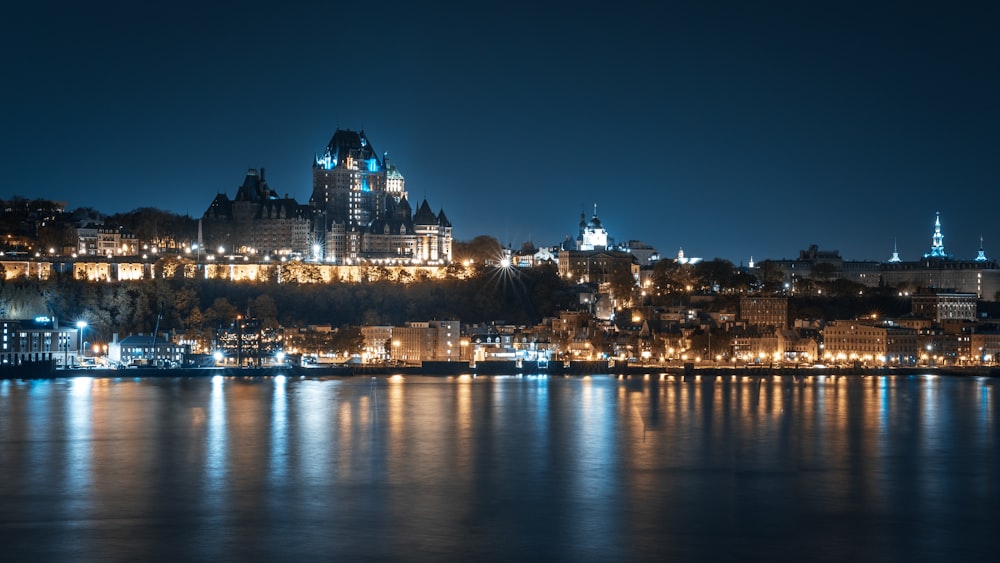 Horizonte de la ciudad durante la noche