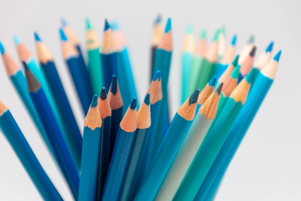 blue green and black color pencils
