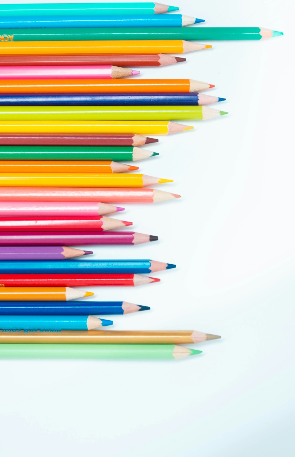 Crayons de couleur multicolores sur surface blanche
