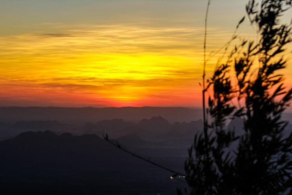 silhueta da montanha durante o pôr do sol