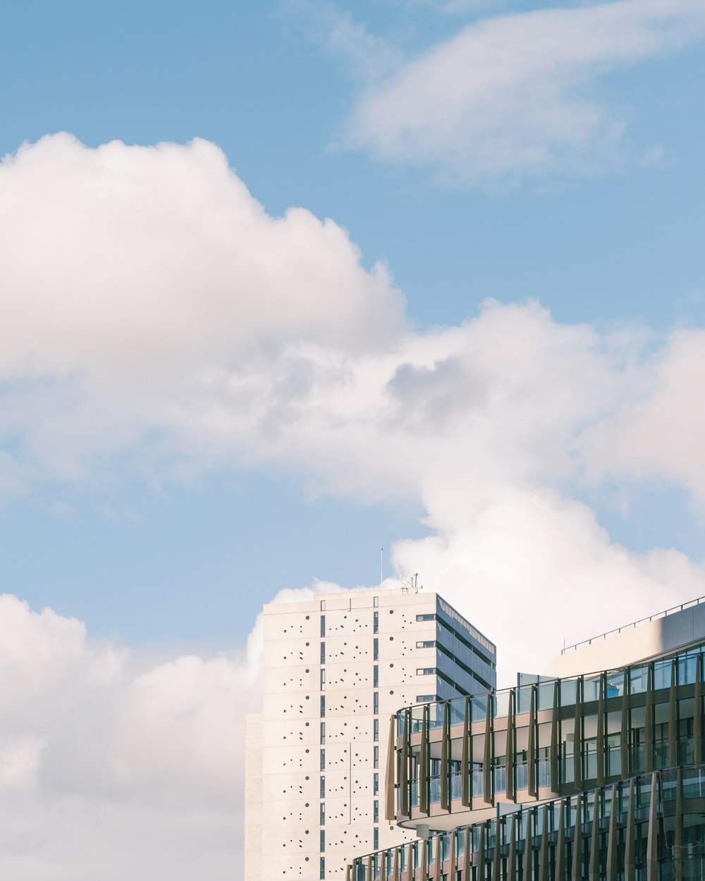 edifício de concreto branco e marrom sob o céu azul durante o dia