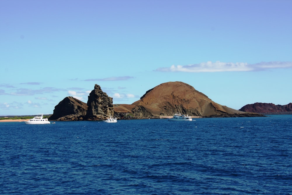 昼間の海上の茶色の岩層