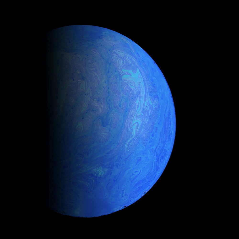 青と白の惑星のイラスト