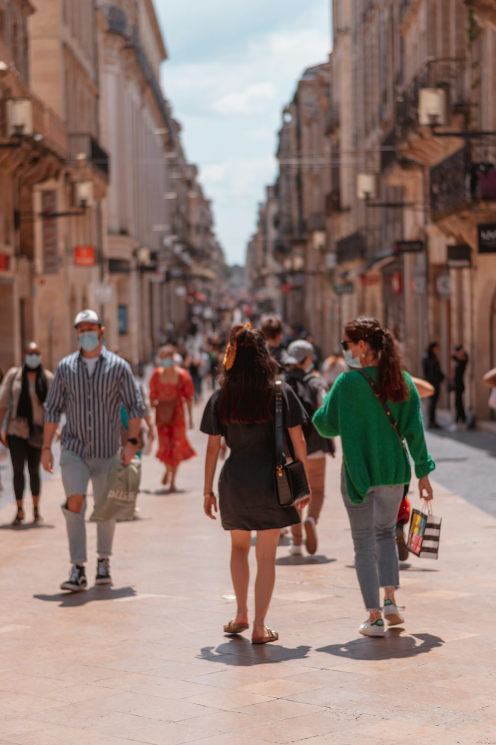 Personas que caminan por la calle durante el día