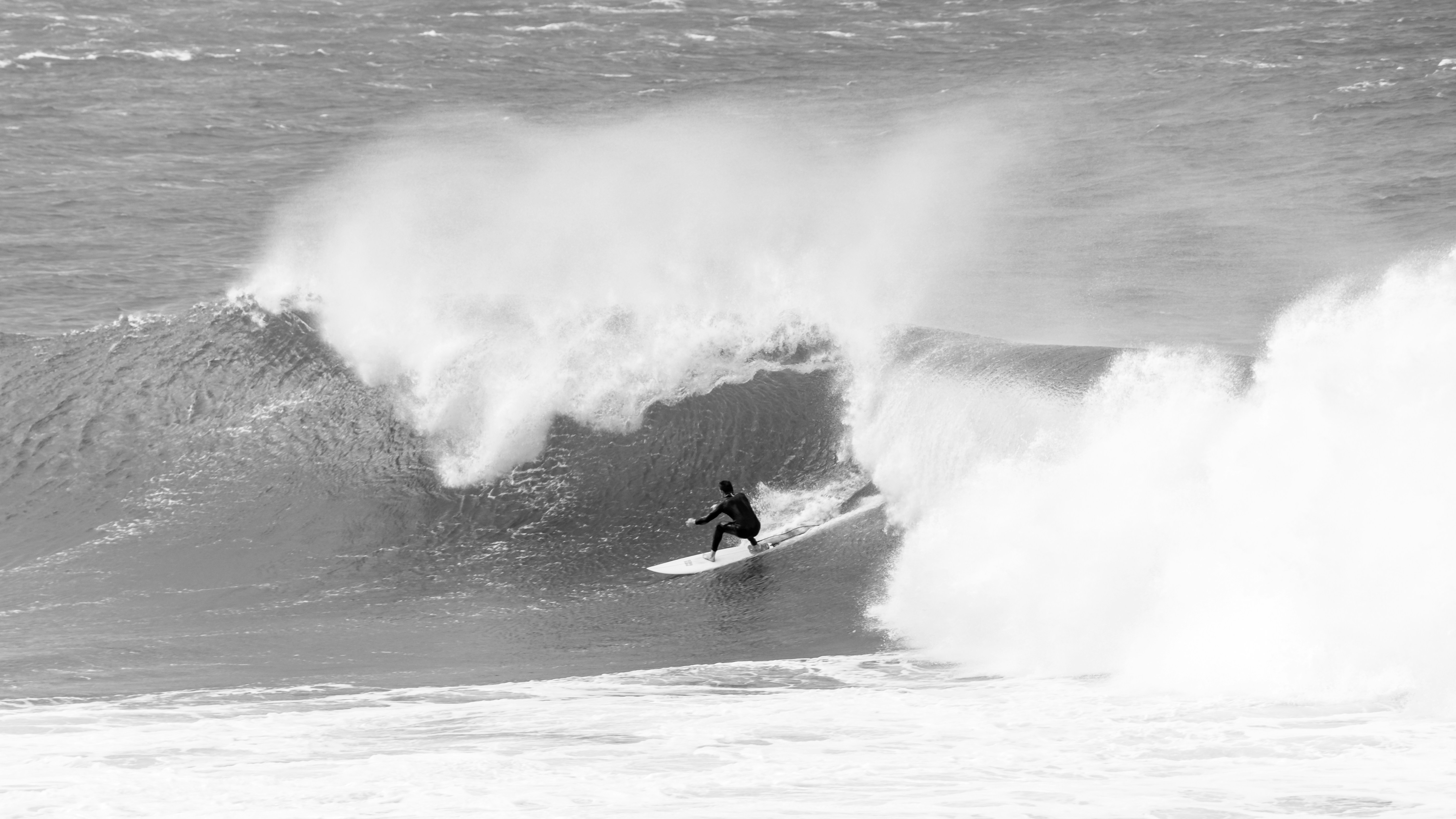homem surfando nas ondas do mar