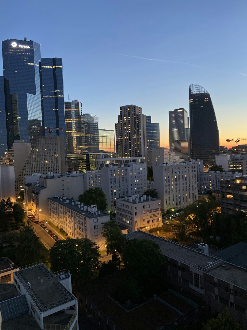 Stadtgebäude während der Nachtzeit