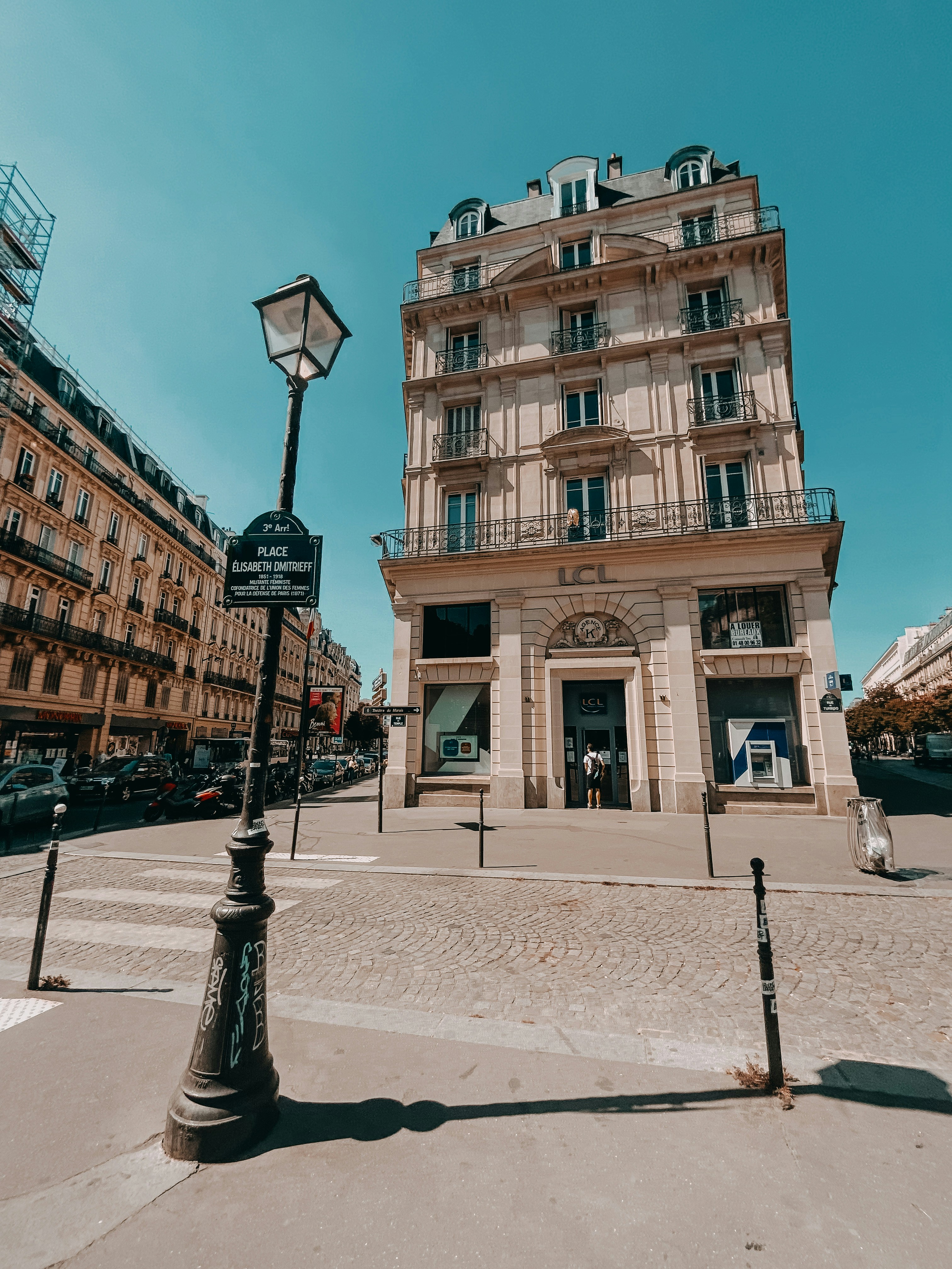 lampadaire noir près d’un bâtiment en béton brun pendant la journée