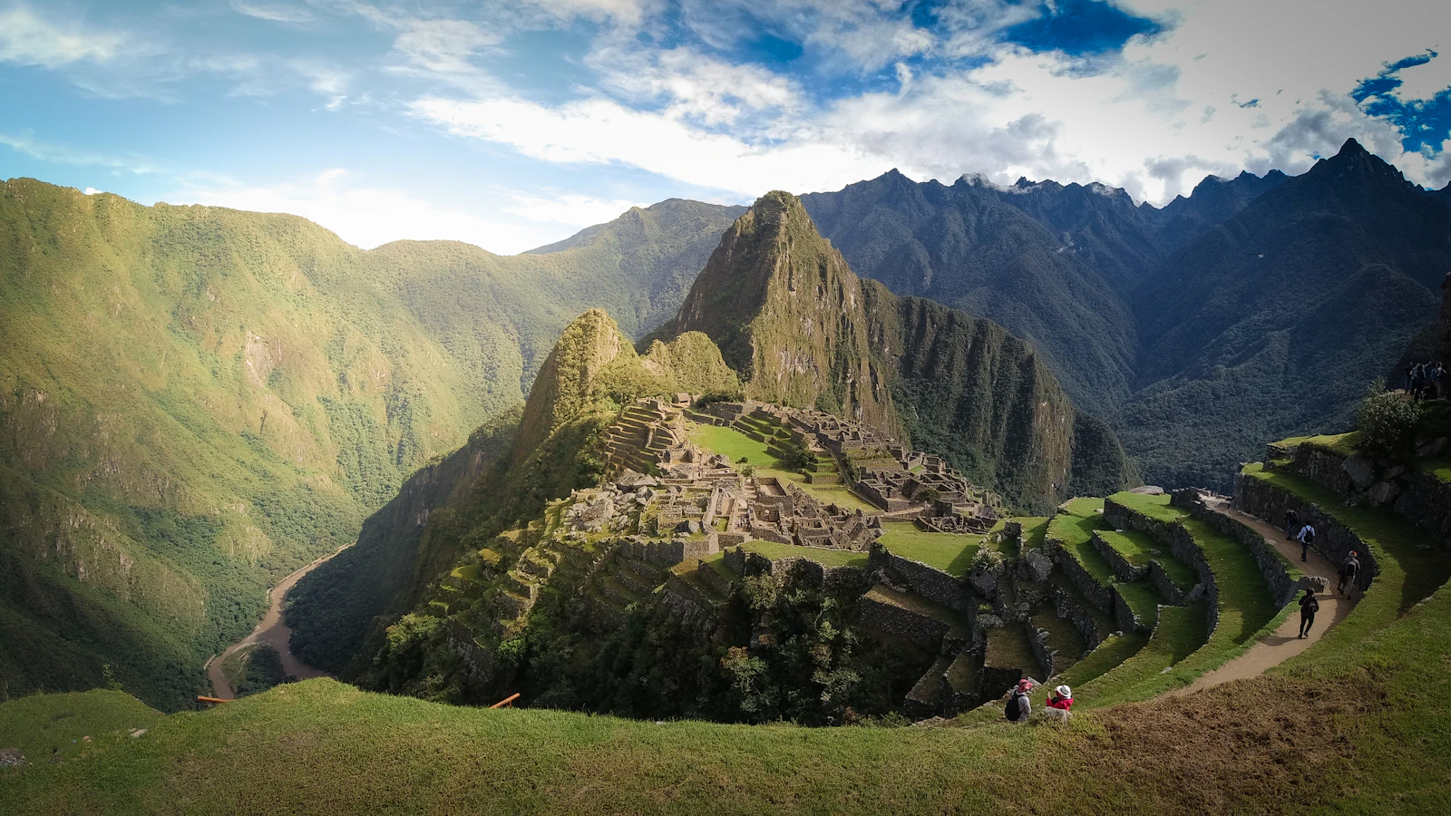 Paisaje montañoso y valle verde en el territorio peruano