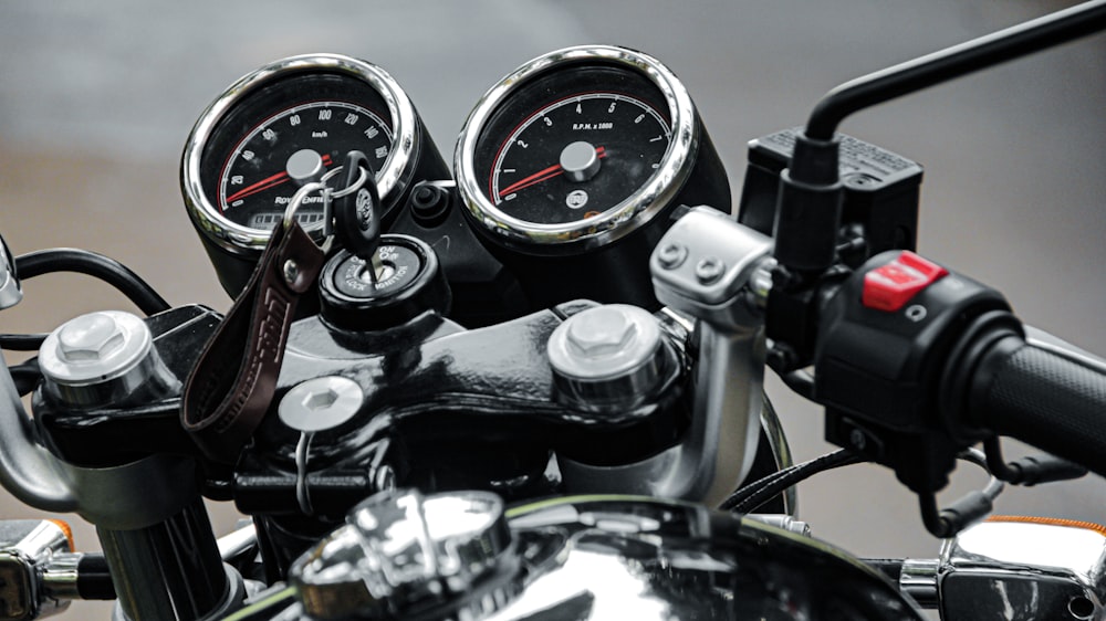 black and silver motorcycle speedometer