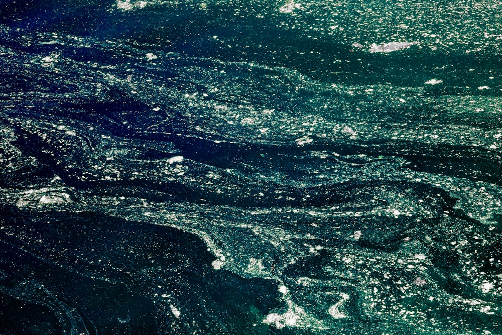 Vue aérienne de l’eau verte et blanche de l’océan pendant la journée