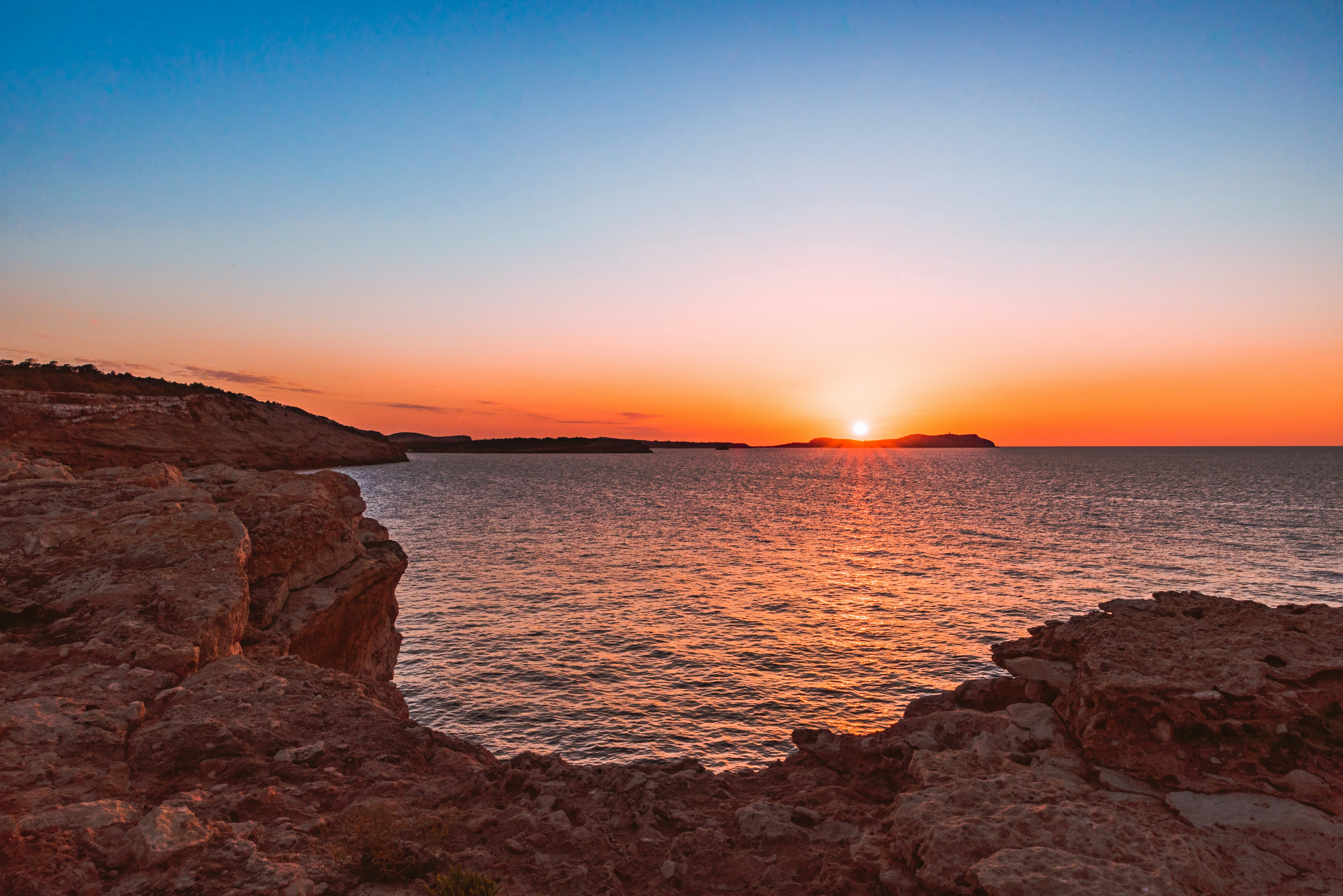 Una delle cale di Ibiza al tramonto