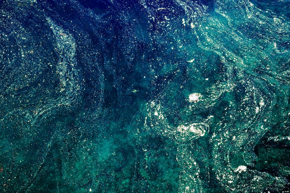 onde d'acqua blu e verdi