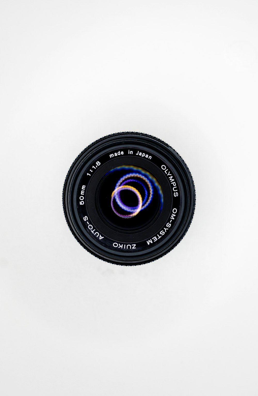 Obiettivo della fotocamera nero su superficie bianca